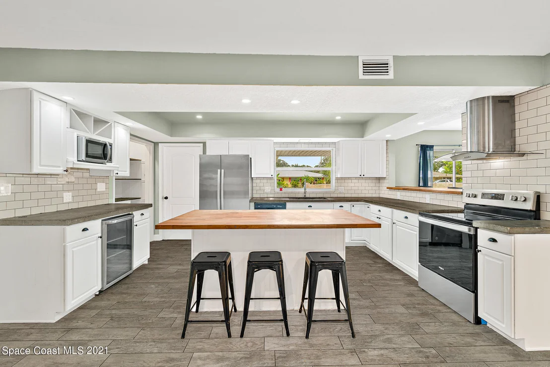 Photo of 555 Bahama Drive