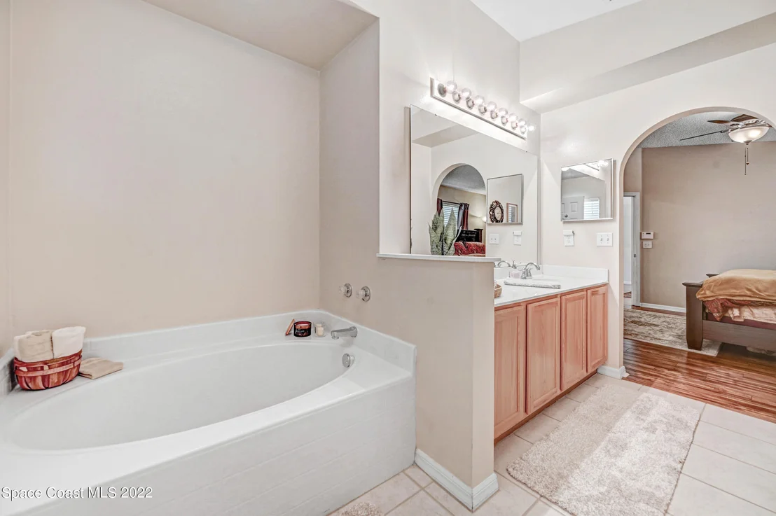 Photo of 1153 White Oak Circle