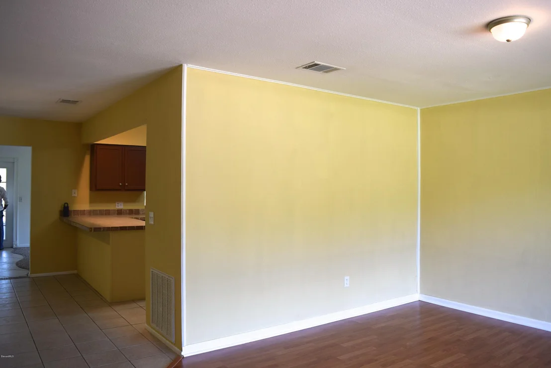 Photo of 881 Riviera Drive NE