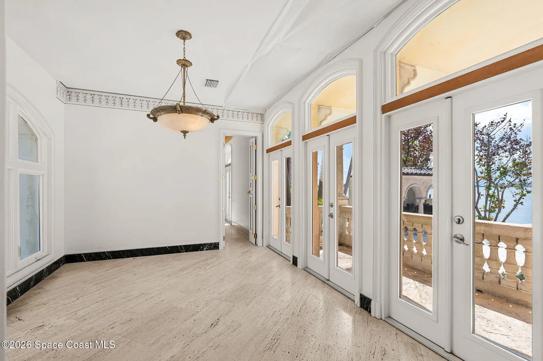 Photo of 1000 N Riverside Drive
