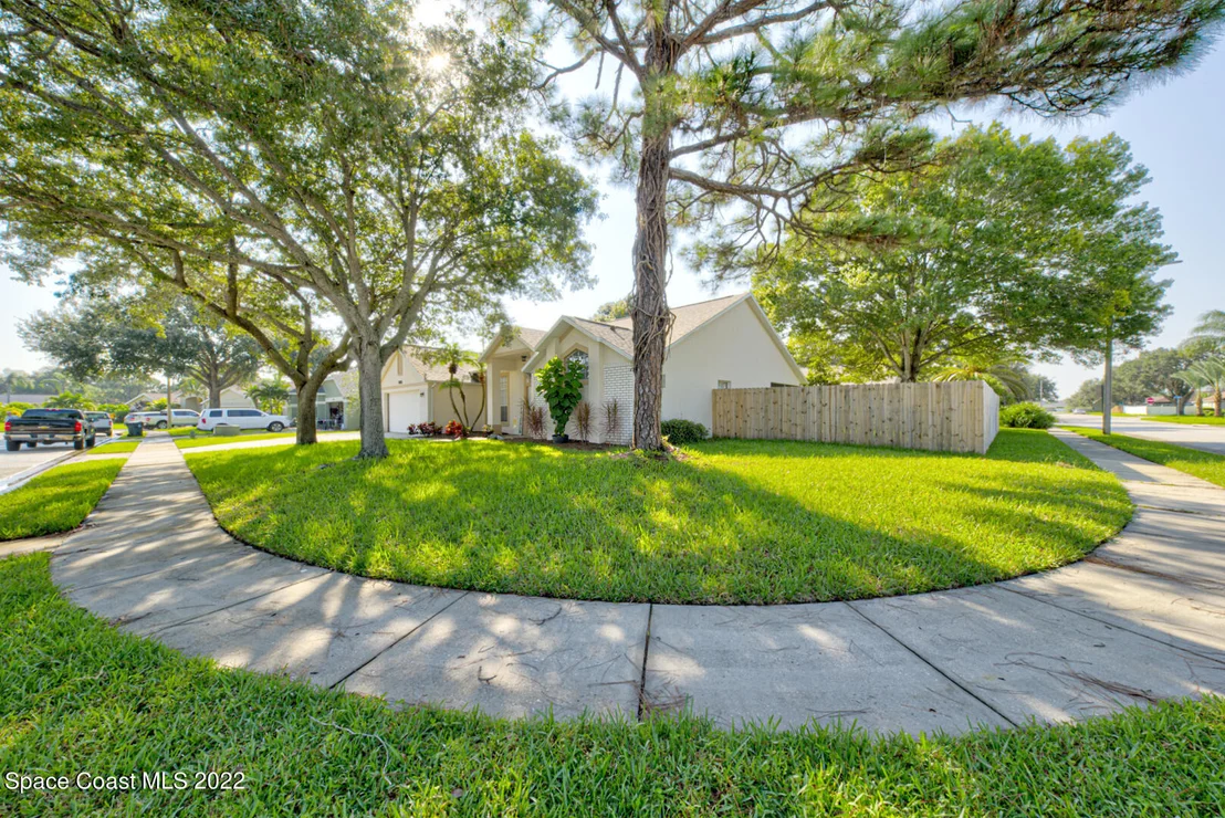 Photo of 985 Pelican Lane