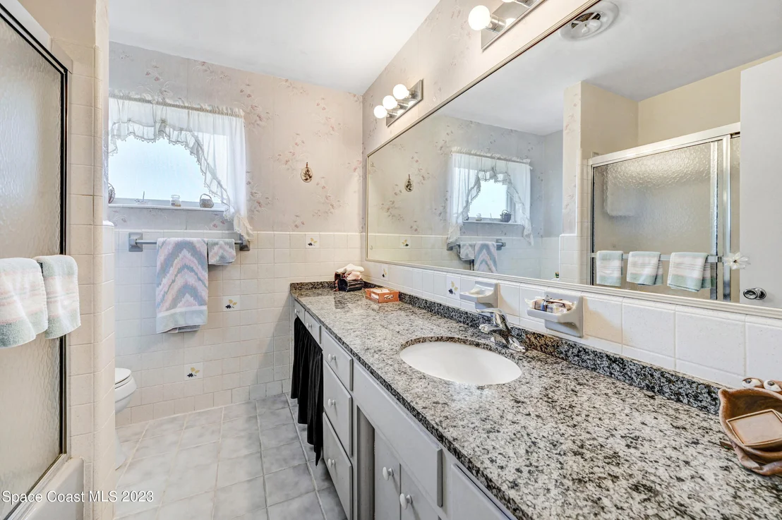 Photo of 621 N Robert Way