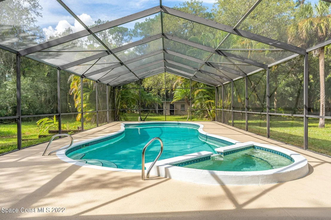 Photo of 1807 Live Oak Drive N