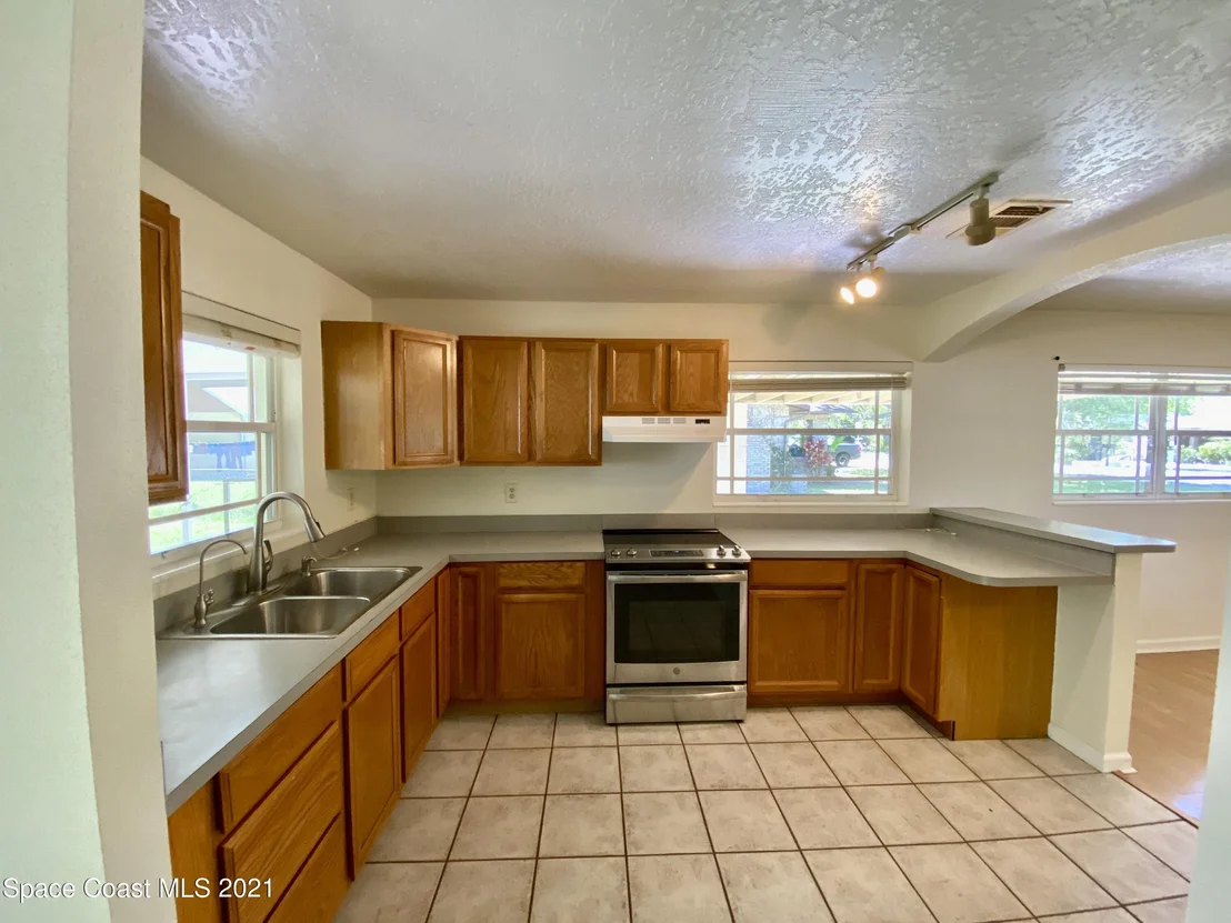 Photo of 2295 Commodore Boulevard