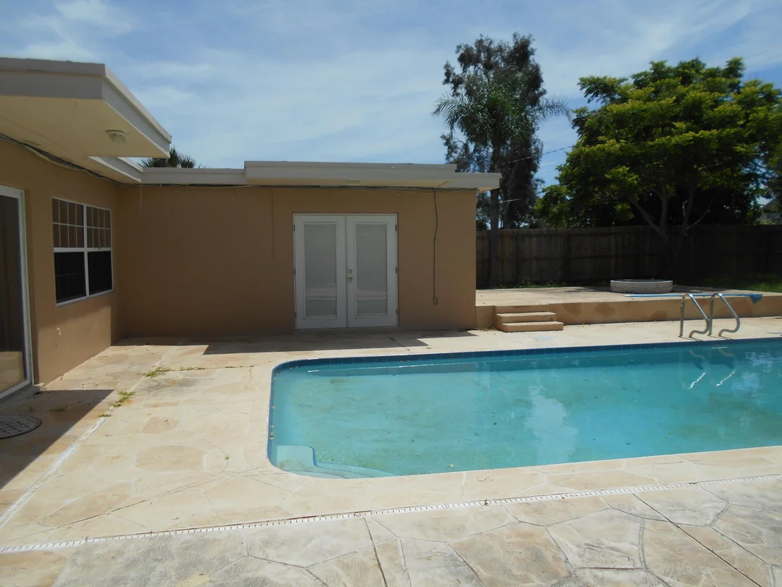 Photo of 1033 Cabot Drive NE