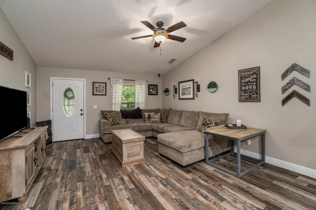 Photo of 5715 Lord Street