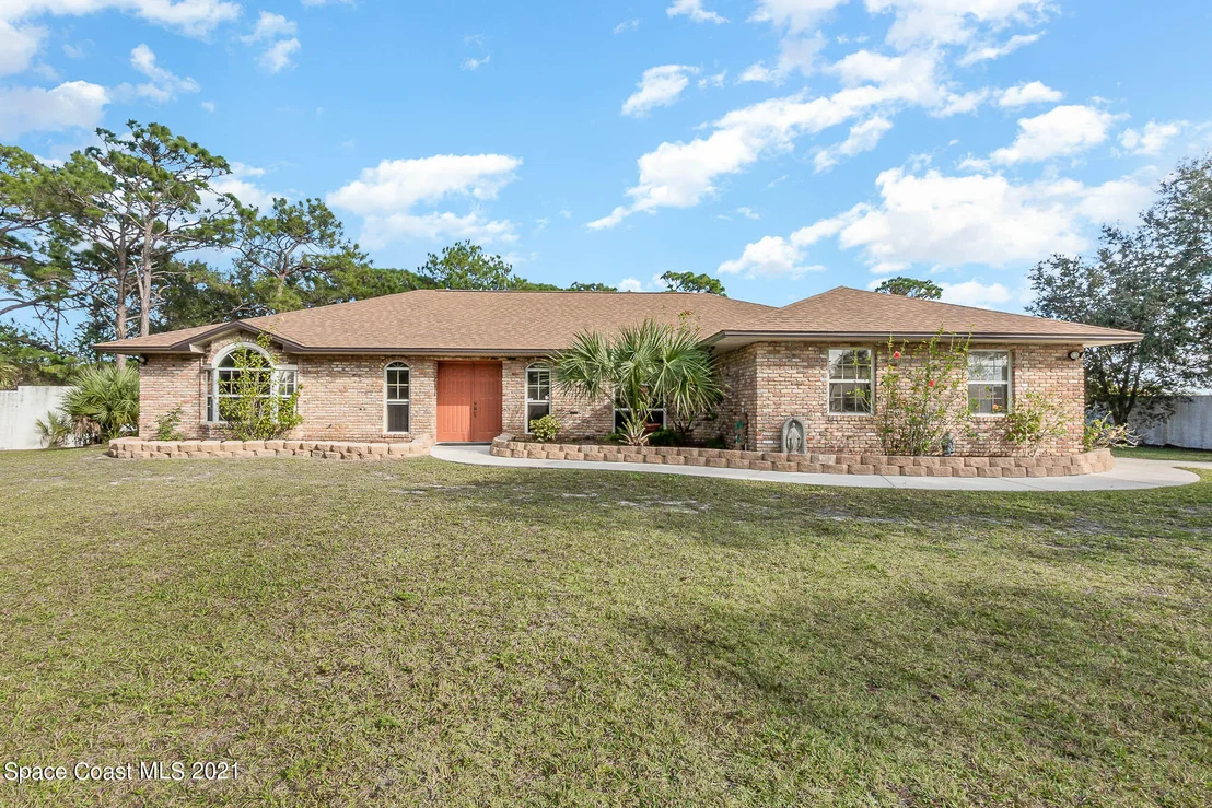 Photo of 2555 Macdonald Lane