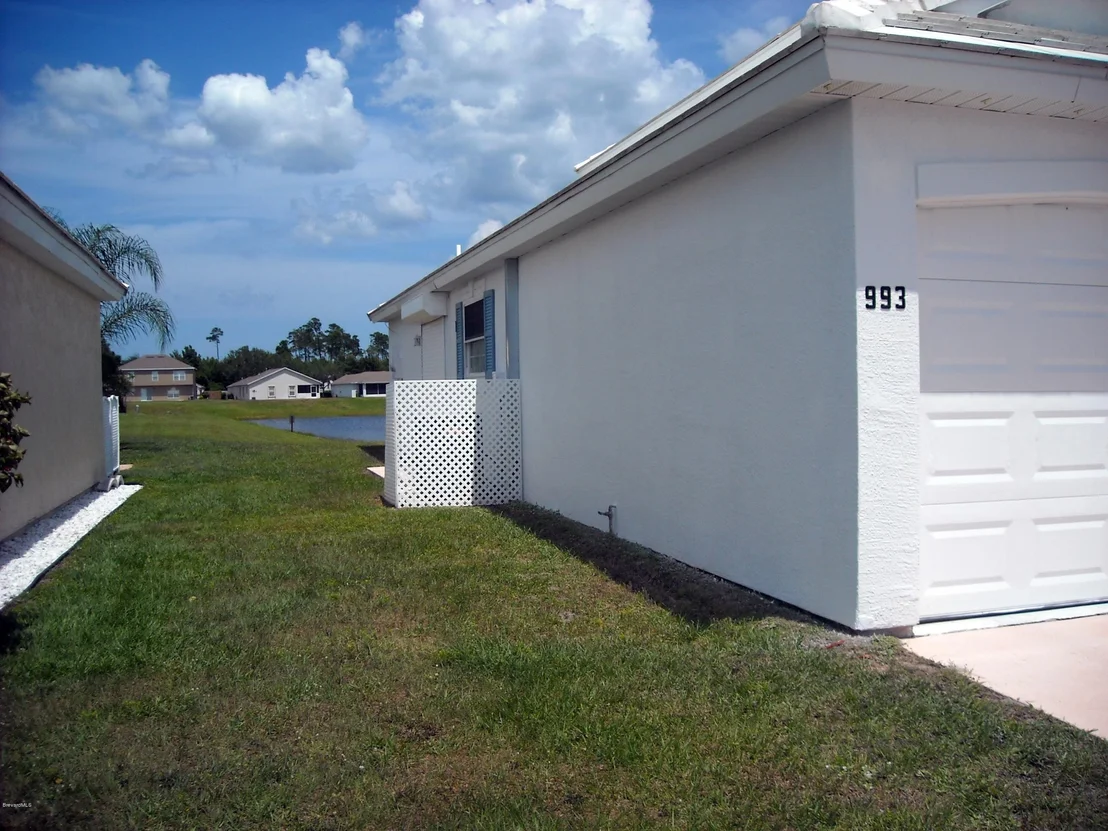 Photo of 993 NE Wateroak Drive