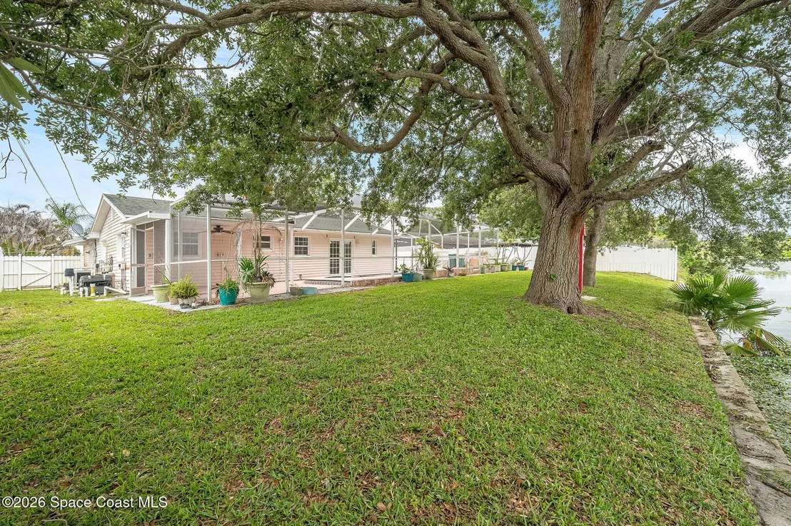 Photo of 586 Louvre Drive
