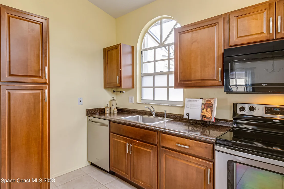 Photo of 921 Wateroak Drive NE