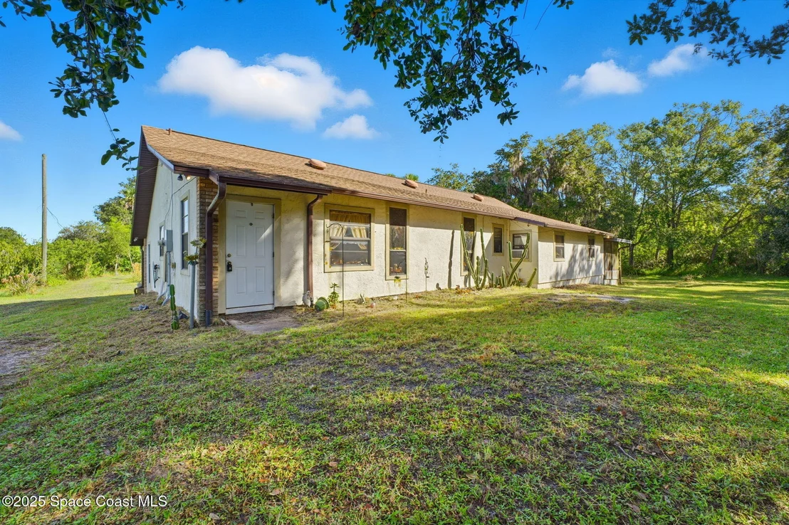 Photo of 2821&2825 Lionel Road