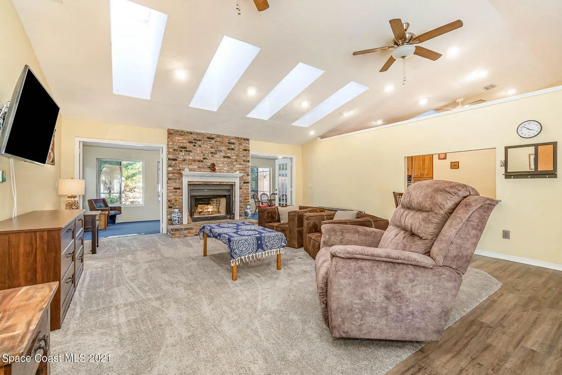 Photo of 2555 Macdonald Lane