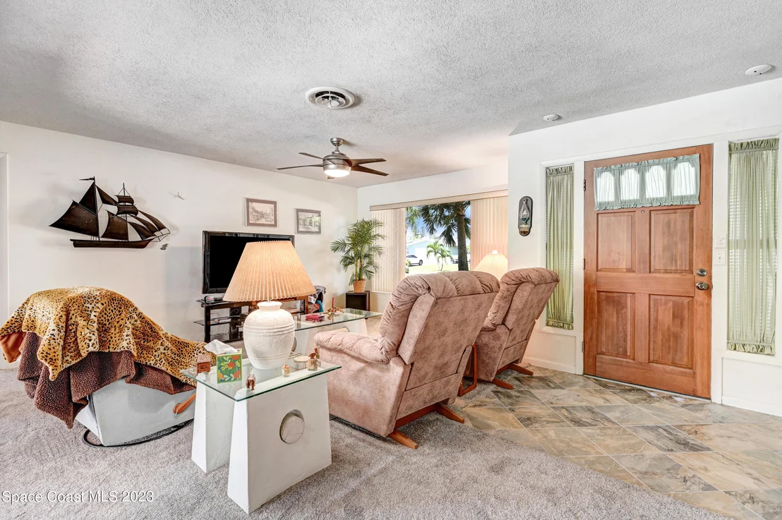 Photo of 621 N Robert Way