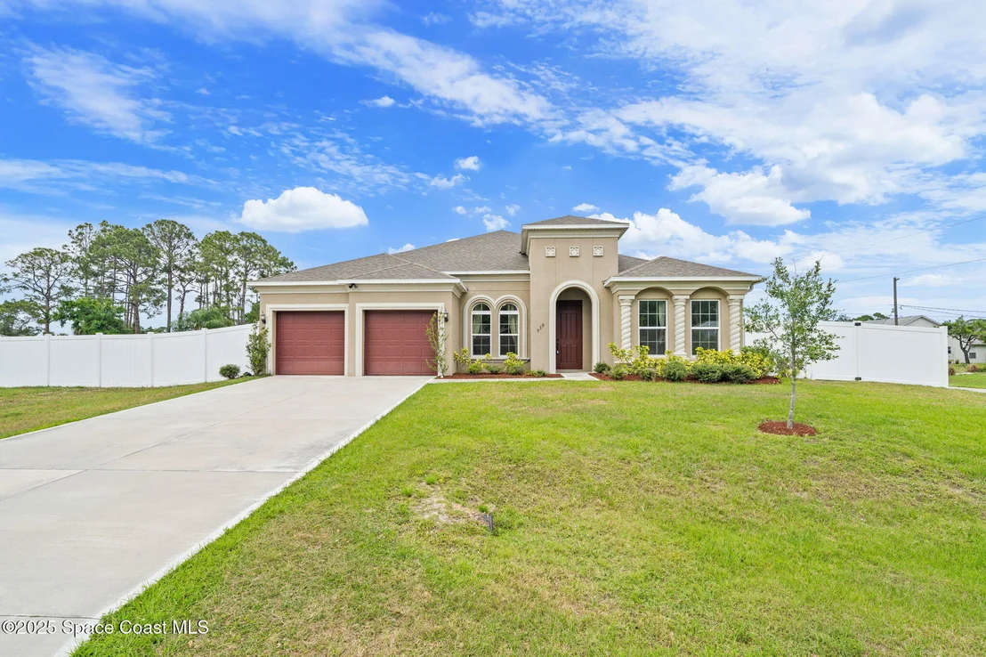 Photo of 539 Balcom Terrace SE