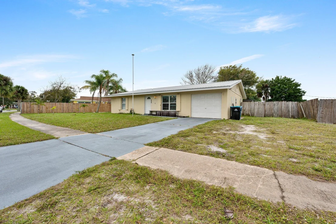 Photo of 822 Onyx Drive NE