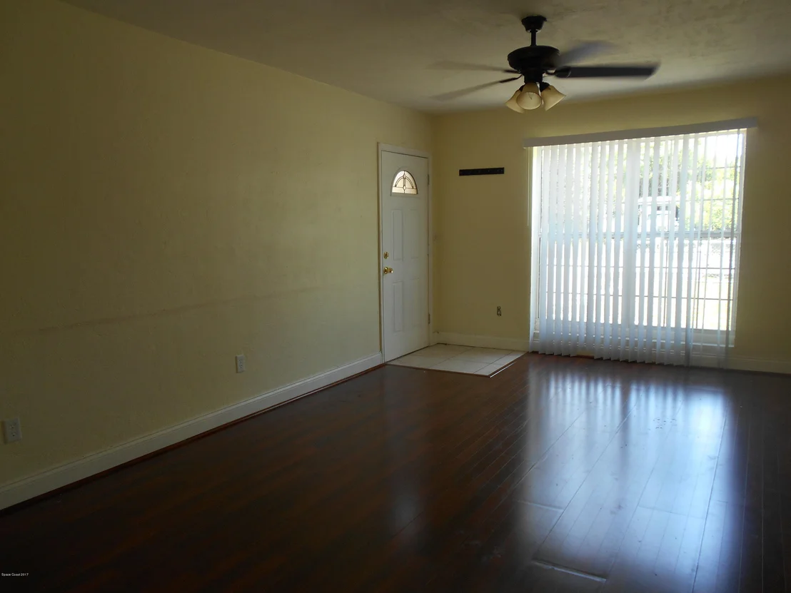 Photo of 1033 Cabot Drive NE