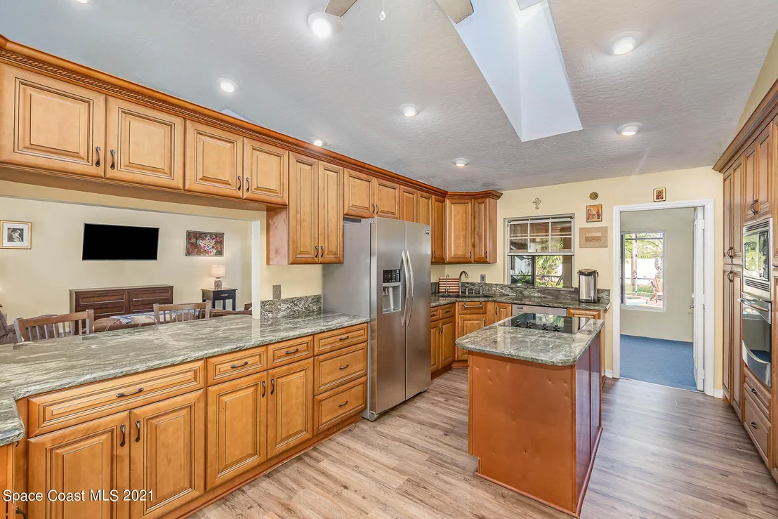 Photo of 2555 Macdonald Lane