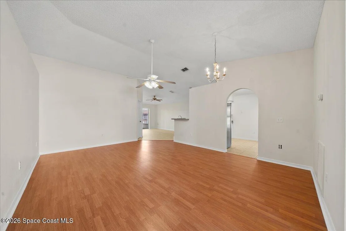 Photo of 1281 White Oak Circle
