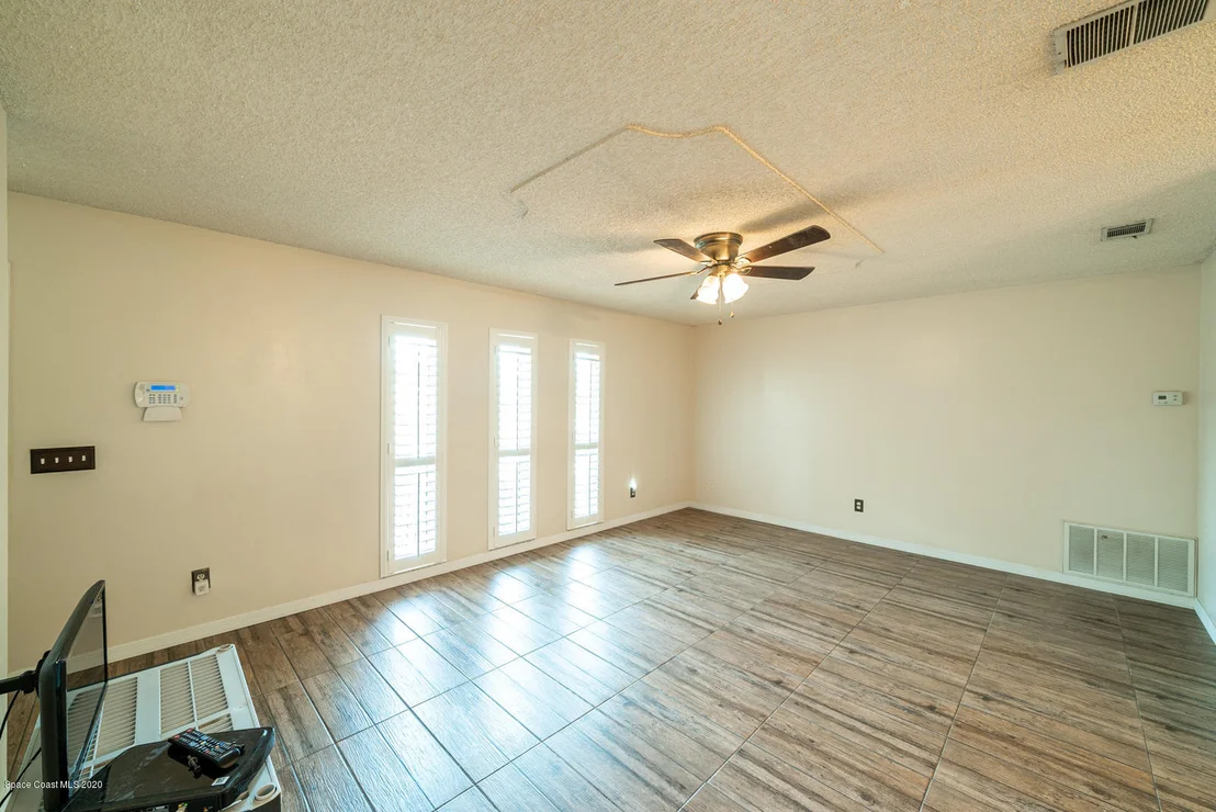 Photo of 2898 Corbusier Drive