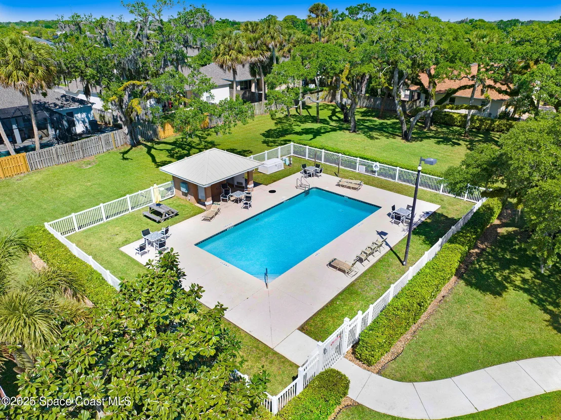 Photo of 2074 Botanica Circle