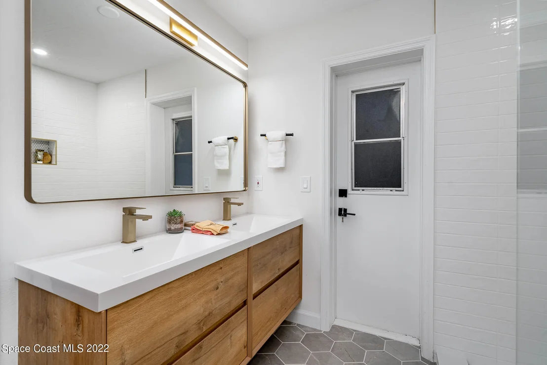 Photo of 2020 Commodore Street