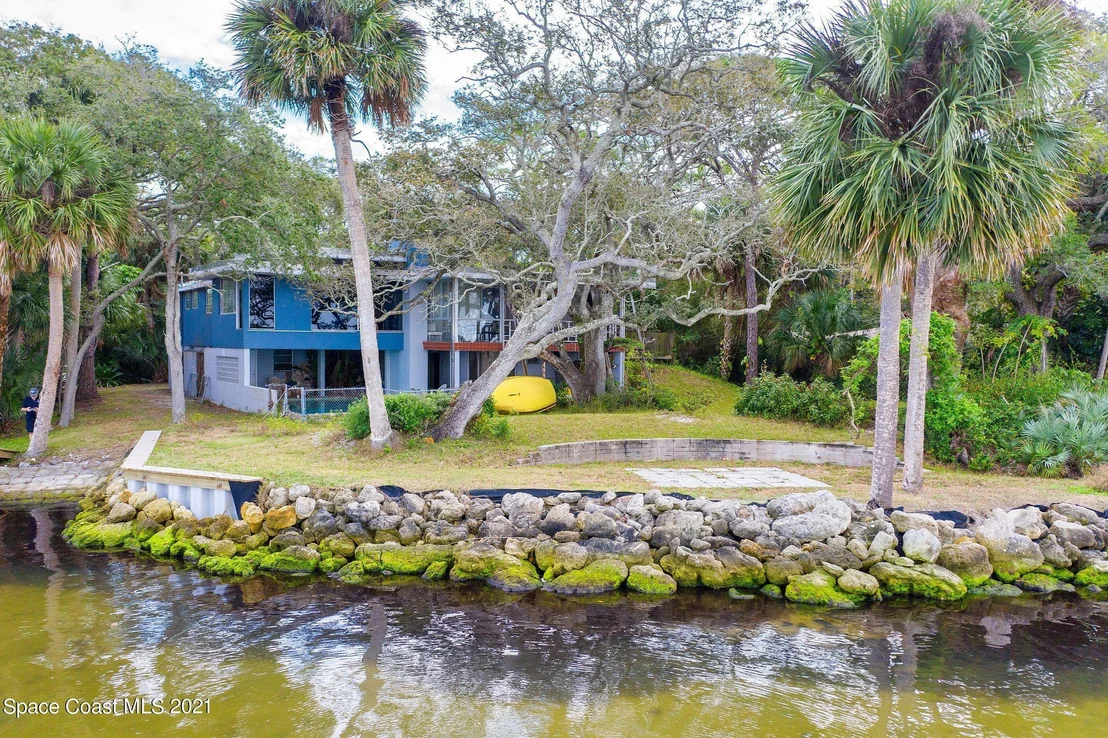 Photo of 1320 S Riverside Drive