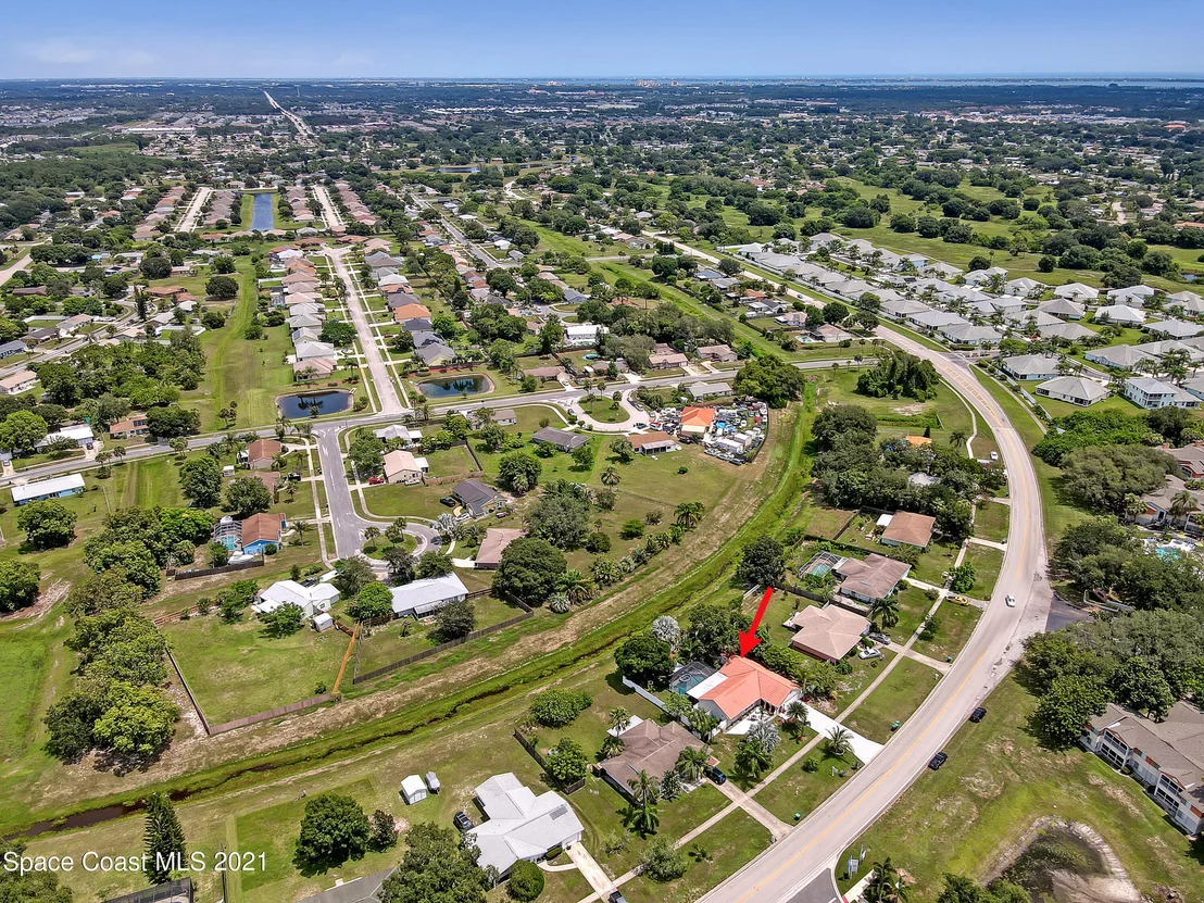 Photo of 895 Riviera Drive NE