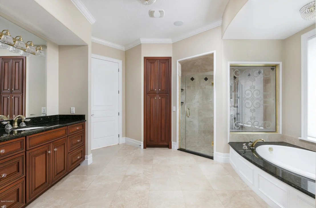 Photo of 2700 N Riverside Drive N