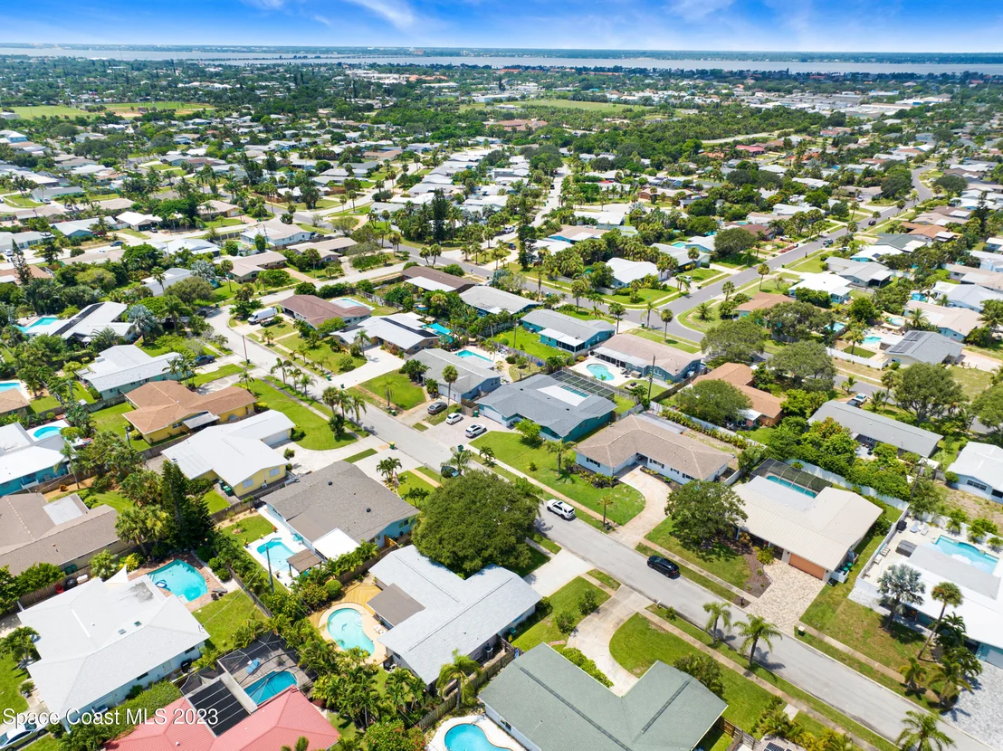 Photo of 621 N Robert Way
