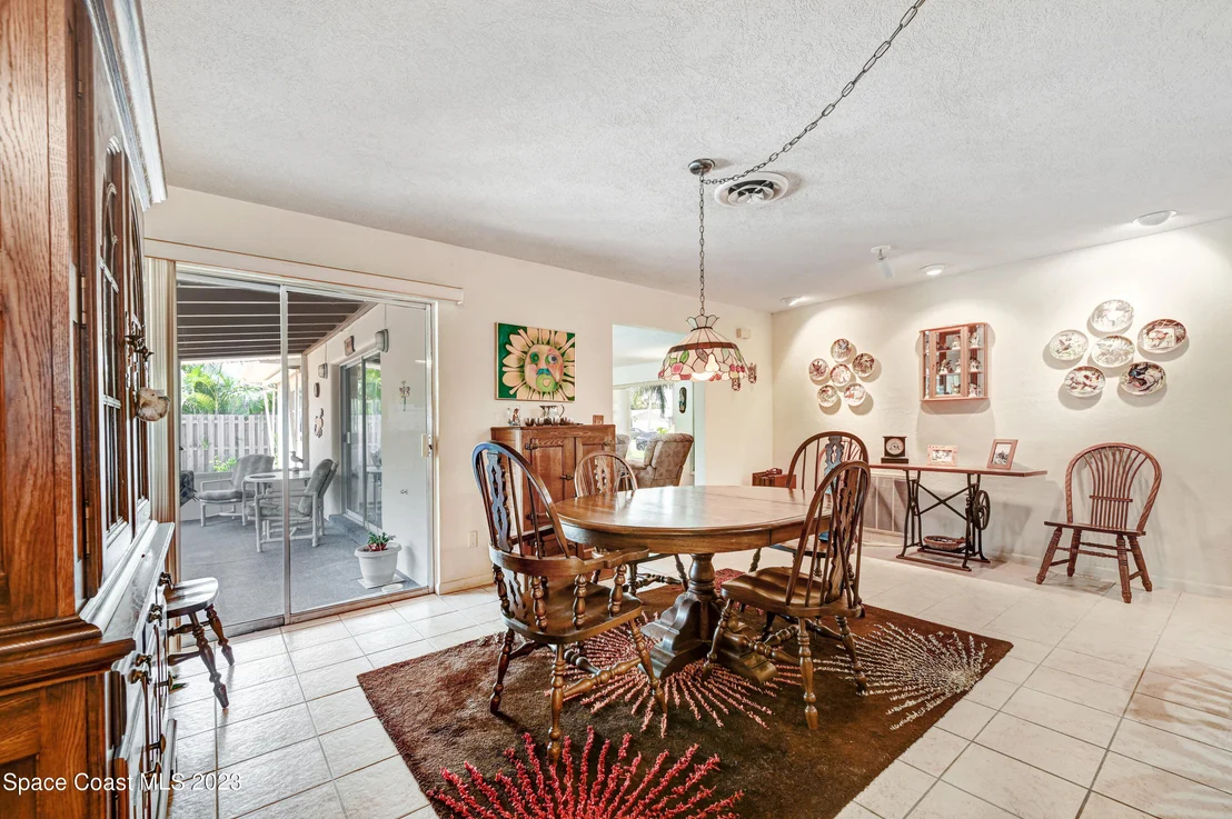 Photo of 621 N Robert Way