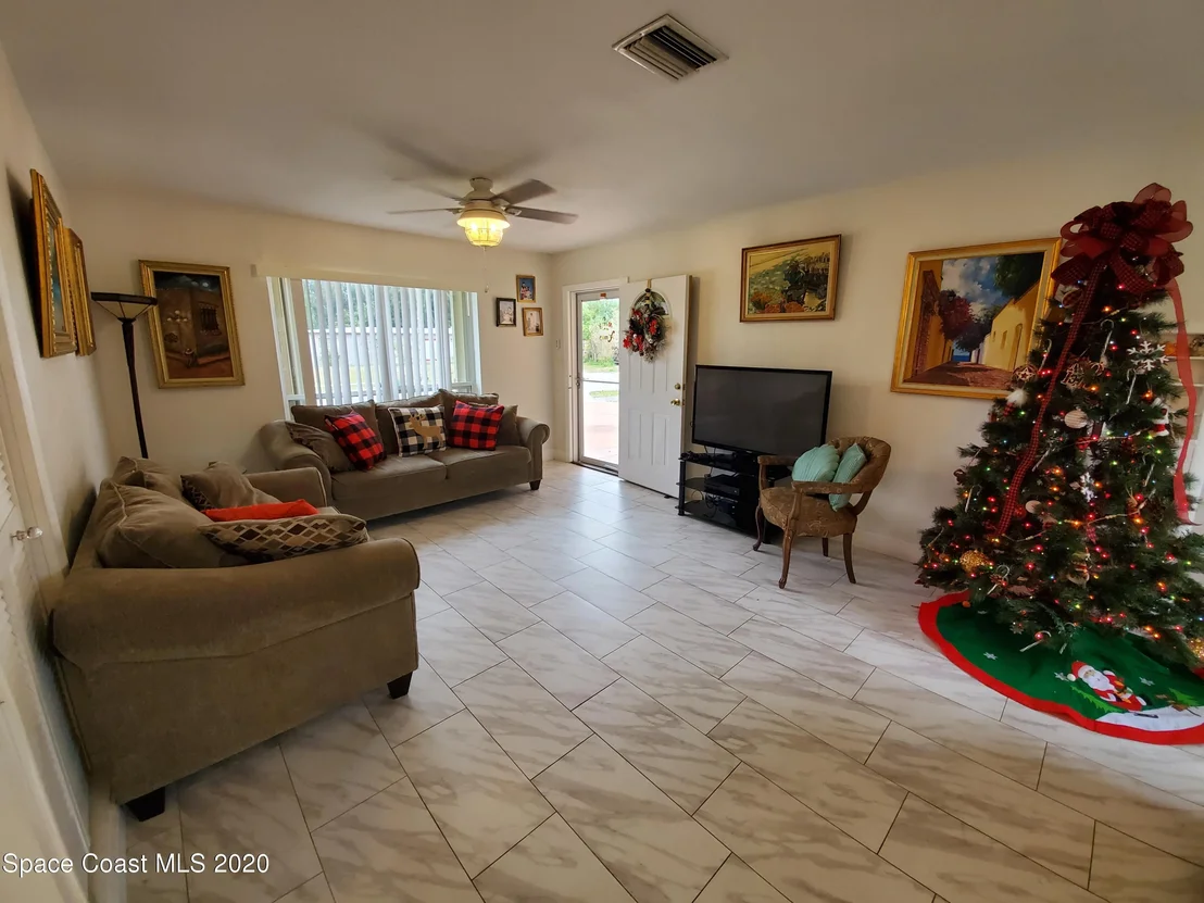 Photo of 1088 Cabot Drive NE