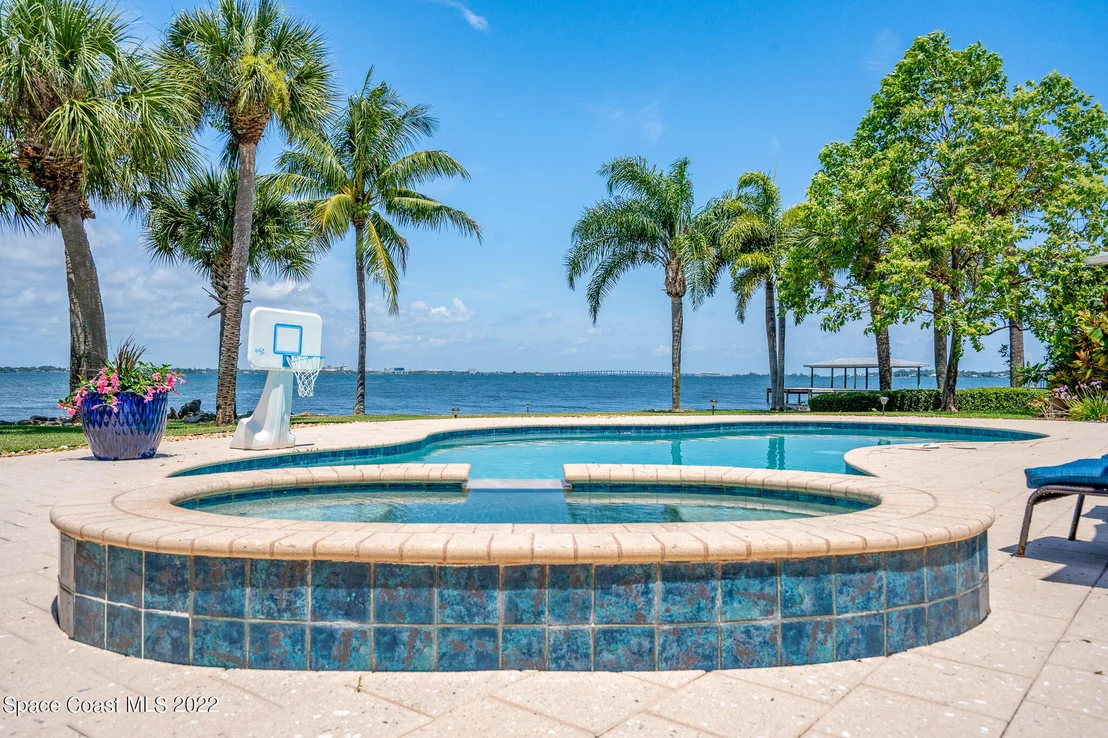 Photo of 437 River View Lane