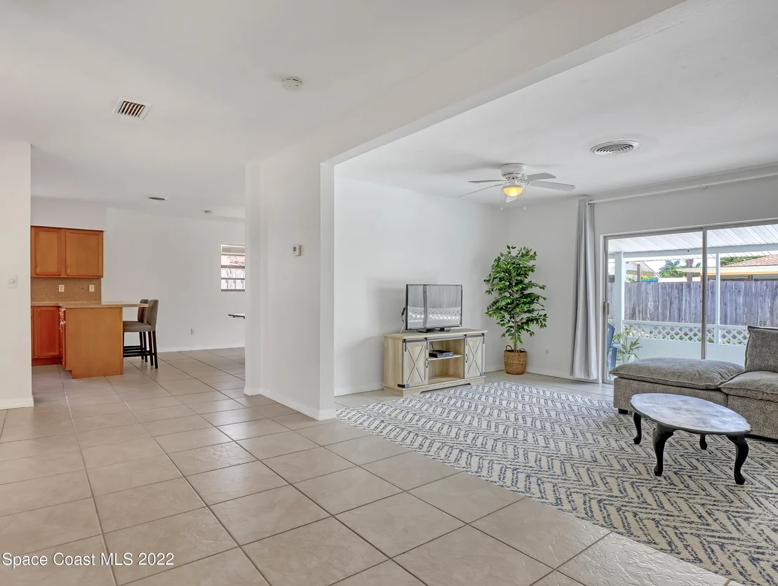 Photo of 619 N Robert Way