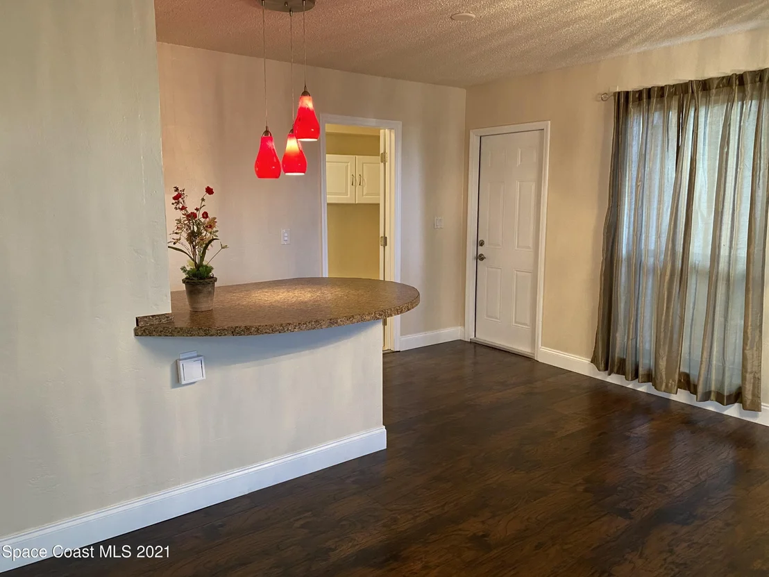 Photo of 835 Canada Street NE