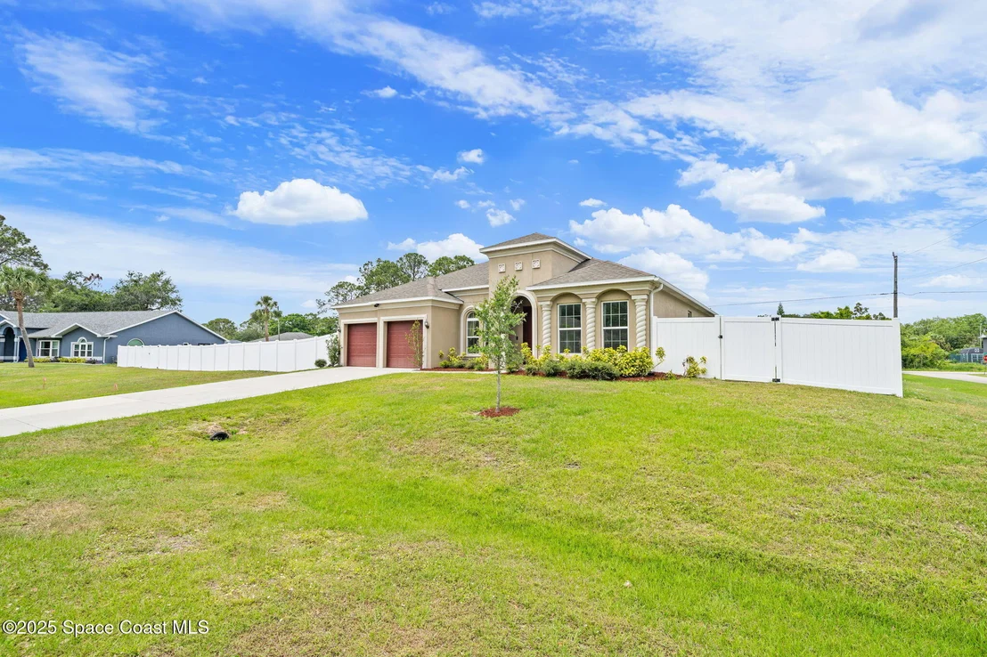 Photo of 539 Balcom Terrace SE