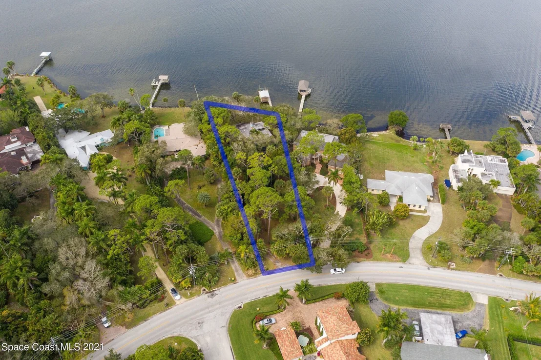 Photo of 1320 S Riverside Drive
