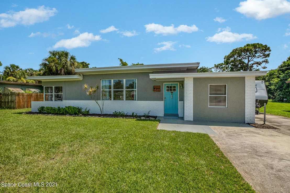 Photo of 1585 Old Colonial Way