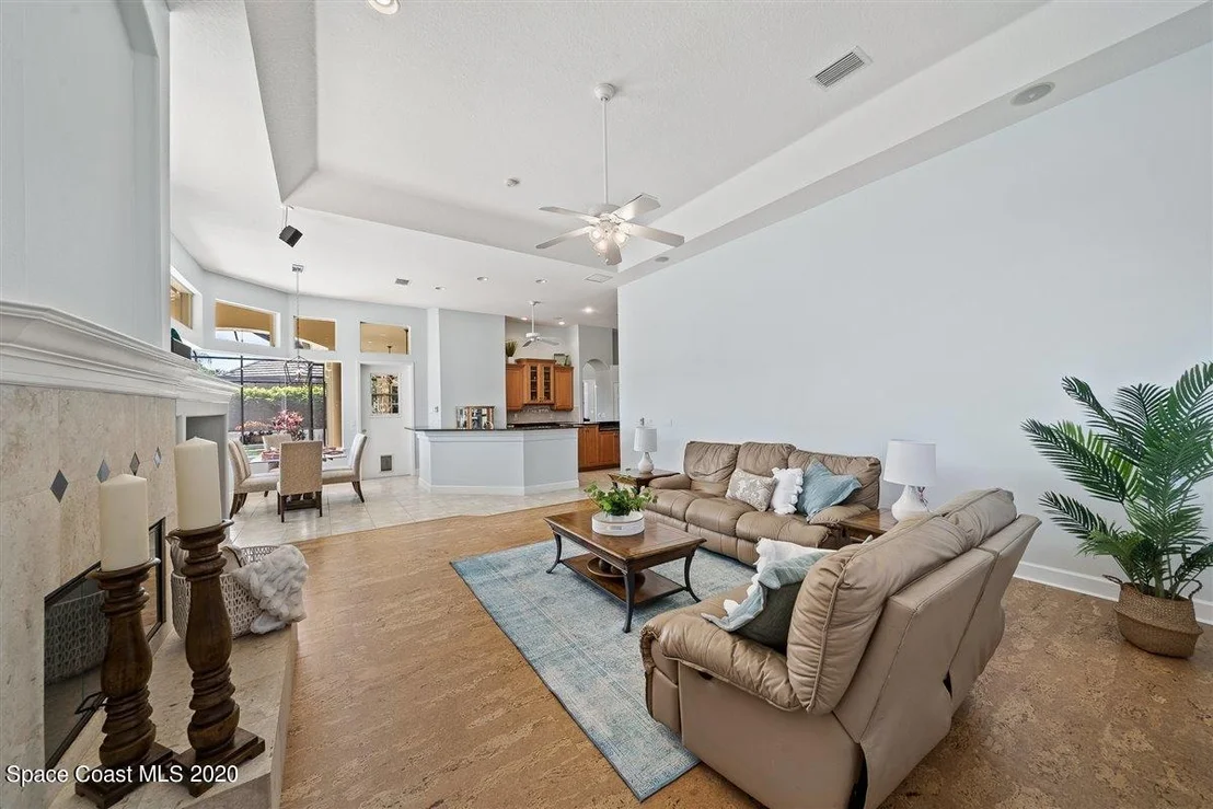 Photo of 925 Chatsworth Drive