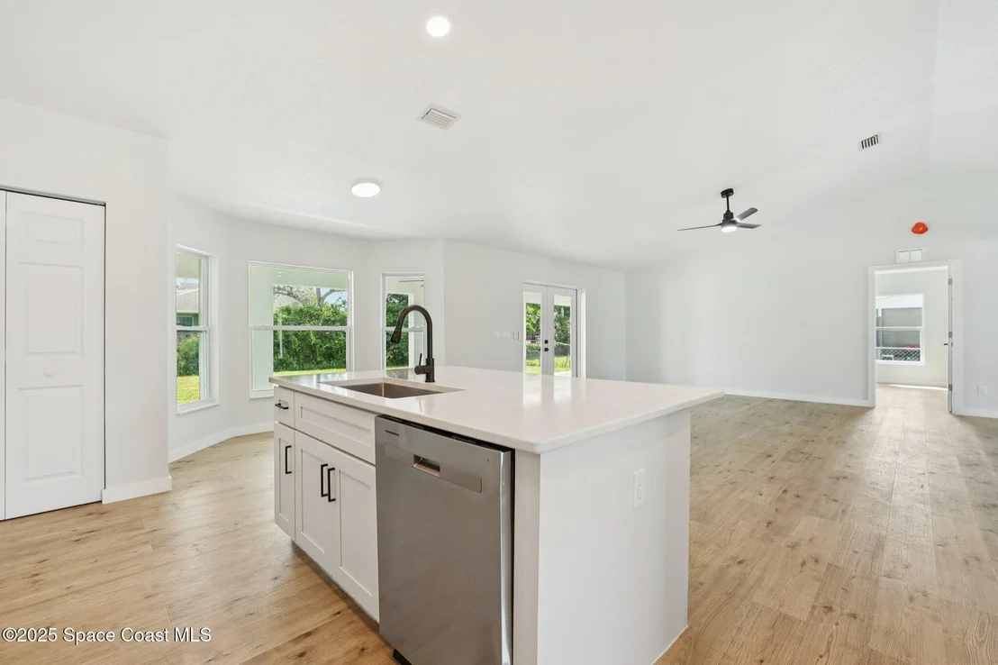 Photo of 1441 Eldron Boulevard SE