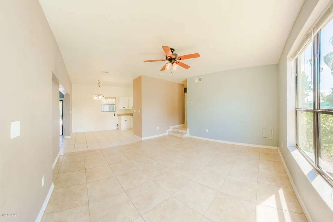 Photo of 1073 Cabot Drive NE
