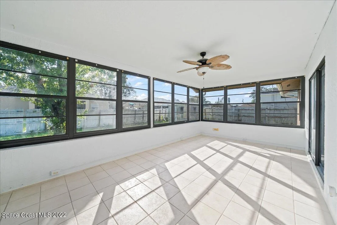 Photo of 811 Lyons Circle NW