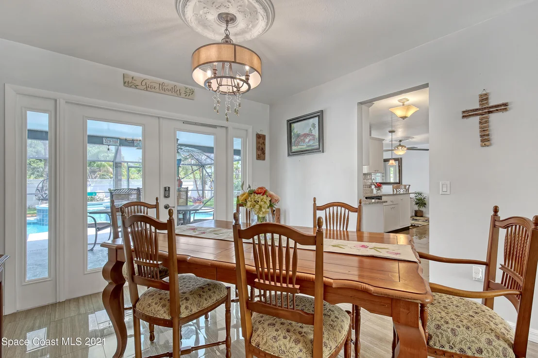 Photo of 895 Riviera Drive NE