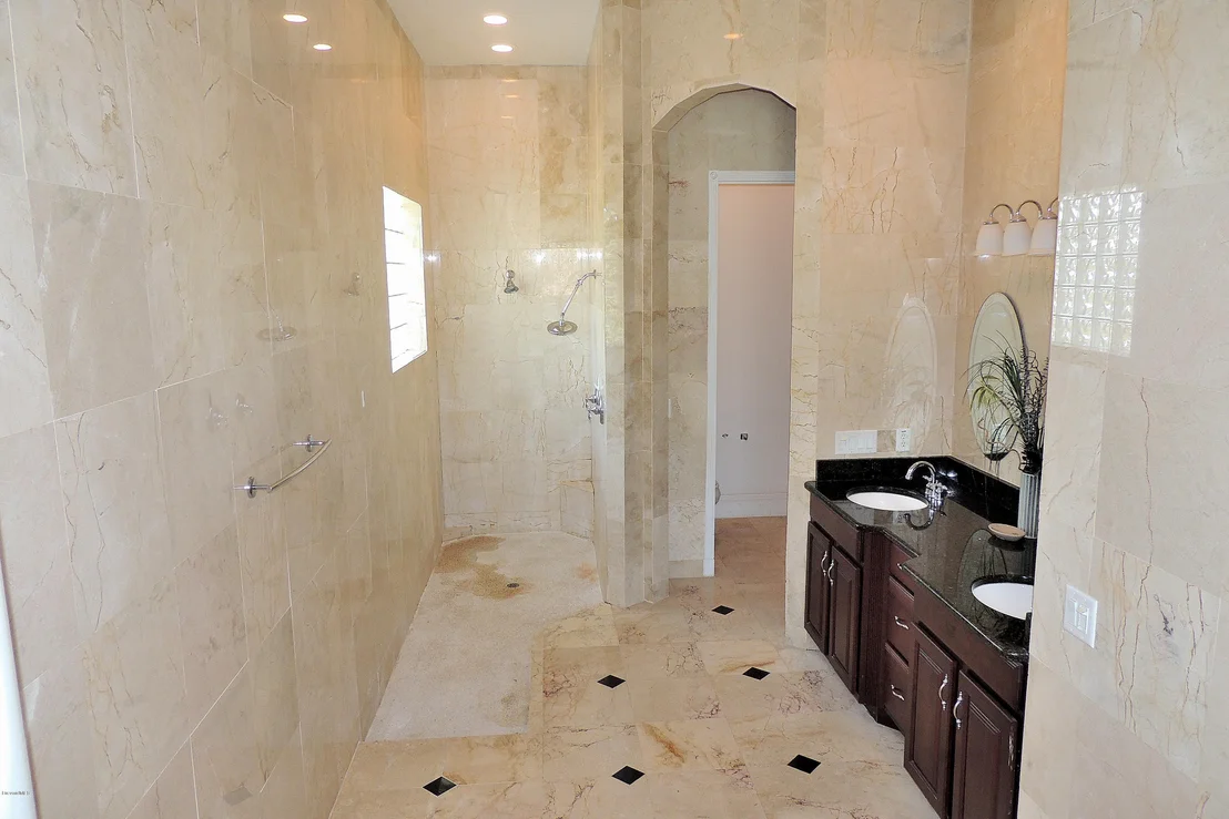 Photo of 1120 NE Riviera Drive