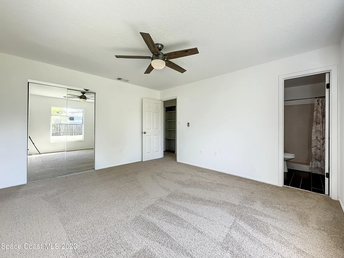 Photo of 580 Eldron Boulevard SE