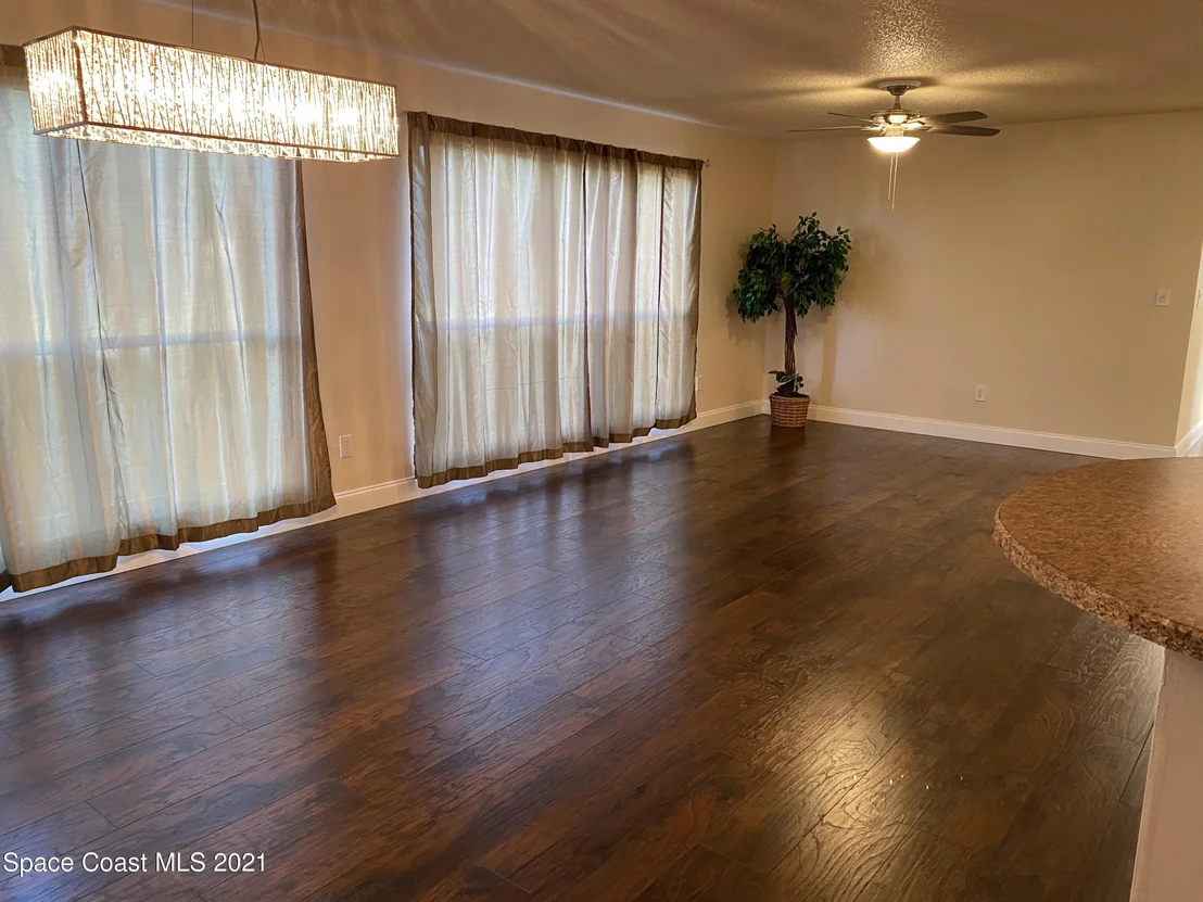 Photo of 835 Canada Street NE