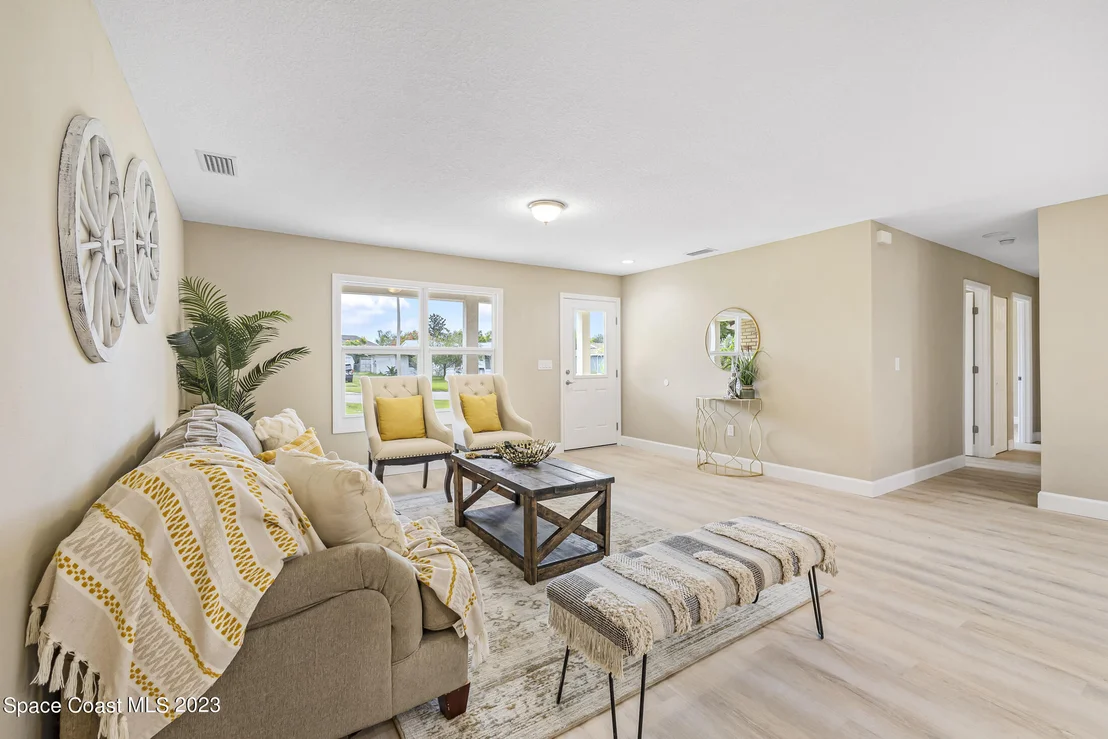 Photo of 1070 Mariposa Drive NE