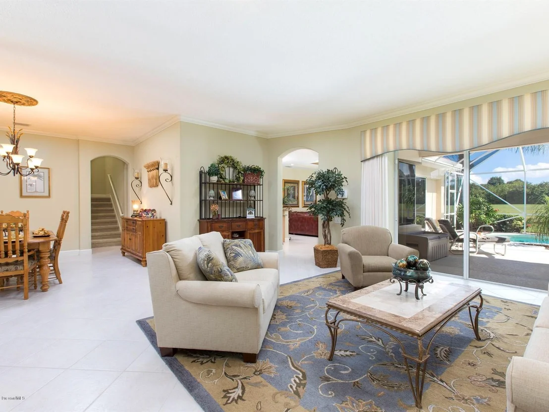Photo of 965 Chatsworth Drive