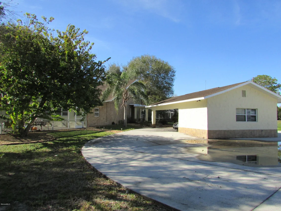 Photo of 385 N Range Road