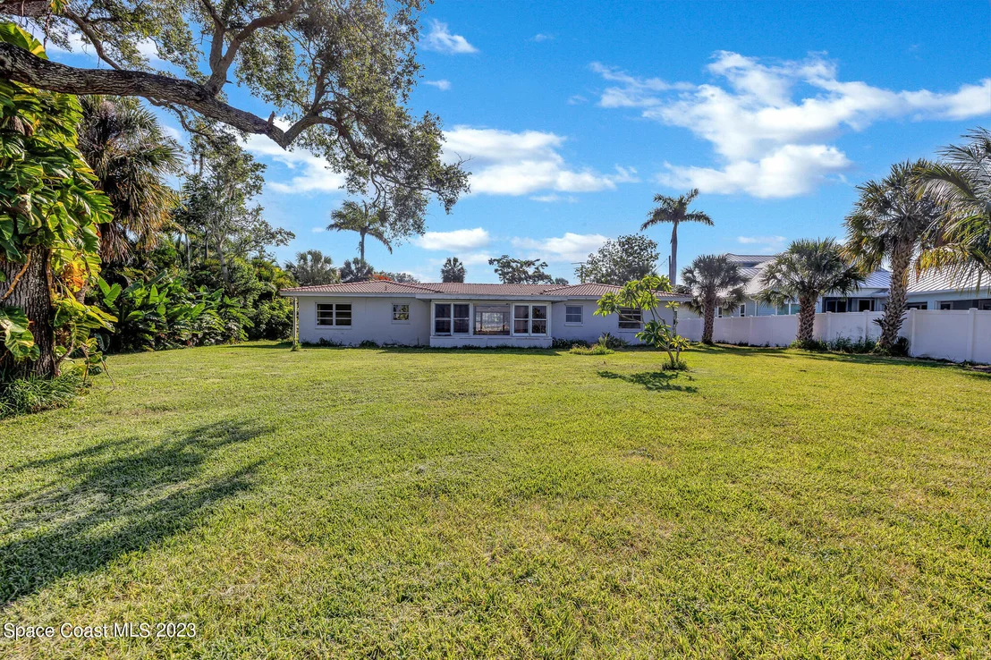 Photo of 804 S Riverside Drive