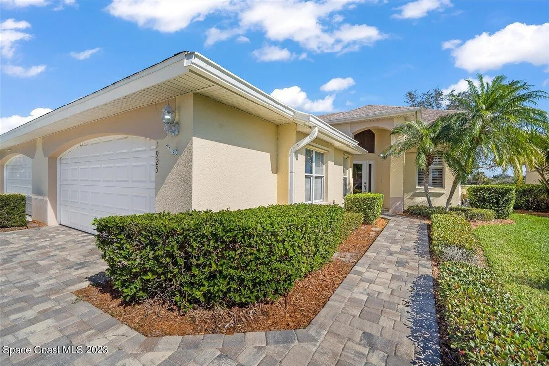Photo of 1925 Golf Vista Boulevard